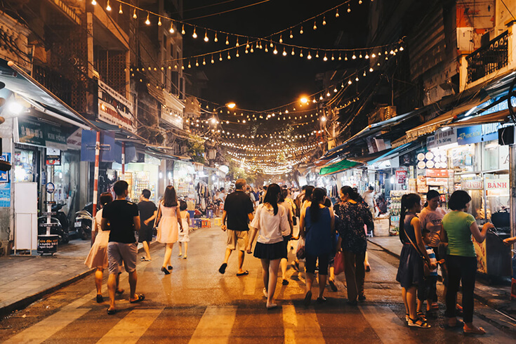Découvrez le marché nocturne du week-end de Hanoi