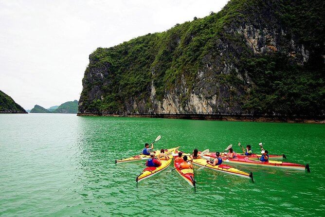 Kayak dans la baie d'halong
