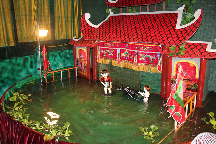 Regarder un spectacle de théâtre de marionnettes d’eau