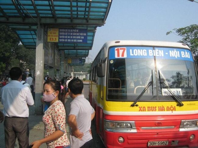 bus No 17 relie Noi Bai à la gare routière de Long Bien