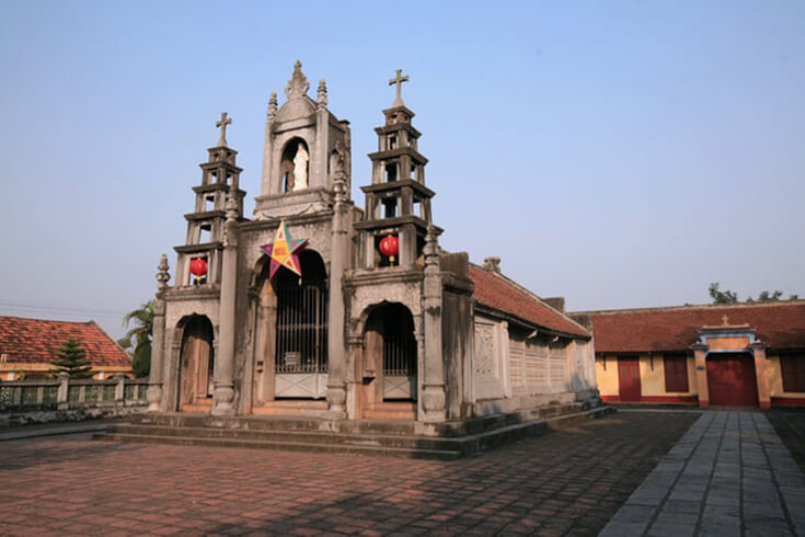 Cinq entrées de pierre de neuf mètres de haut de la cathédrale de Phat Diem