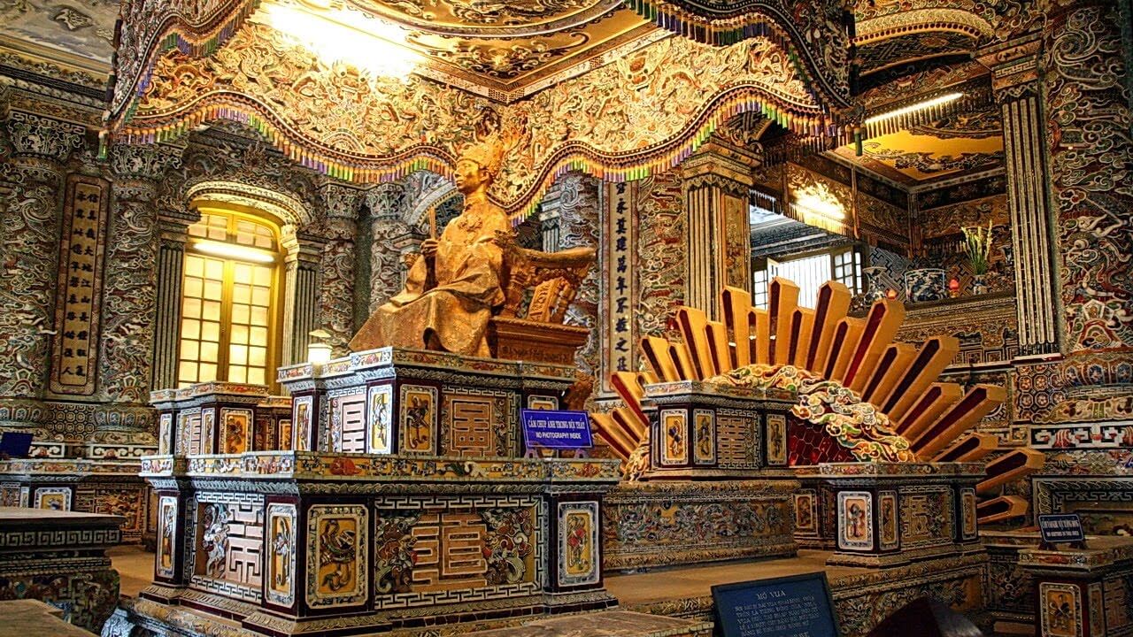 L’aperçu du mausolée de Khai Dinh