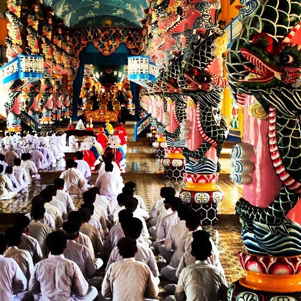 Regarder les caodaïstes prier est l'un des principaux points forts dans le temple Cao Dai